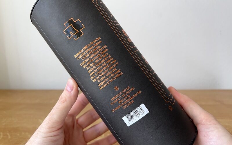 Rum Rammstein - kartónová tuba, popis na zadnej strane