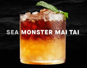miešaný drink Sea monster Mai tai s Kraken Black Spiced rumom v ozdobenom pohári