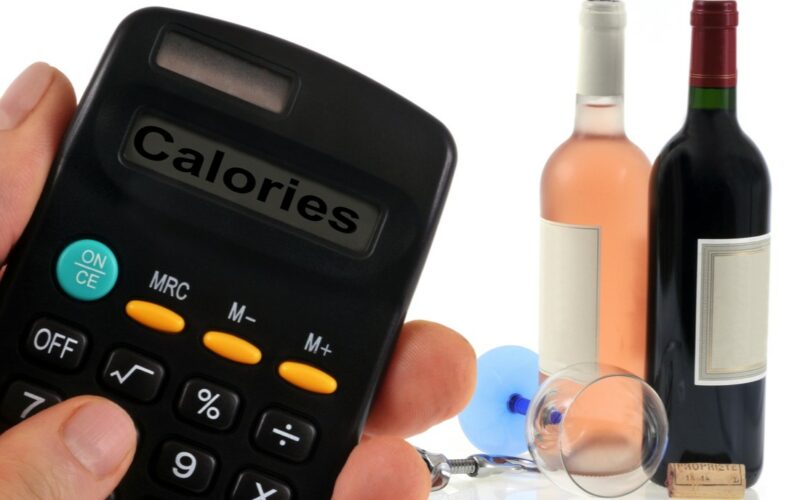 Alkohol kalórie - fľaše s vínom, kalkulačka, prevrátený pohár