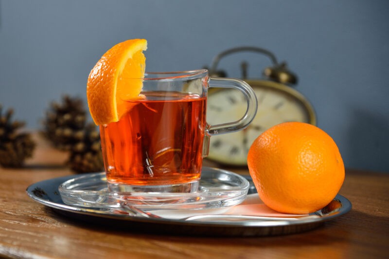 Horúci Aperol Spritz nápoj v pohári s pomarančom