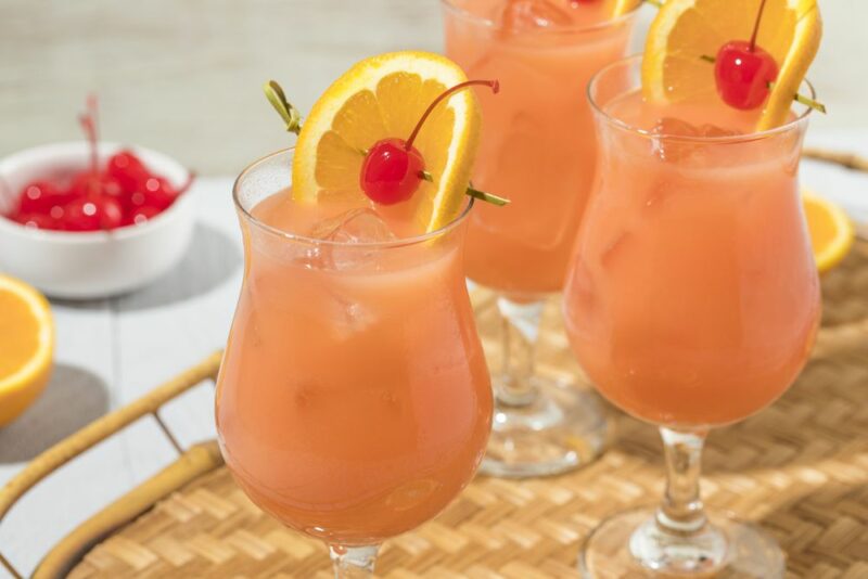 Hurricane drink v pohároch ozdobených pomarančom