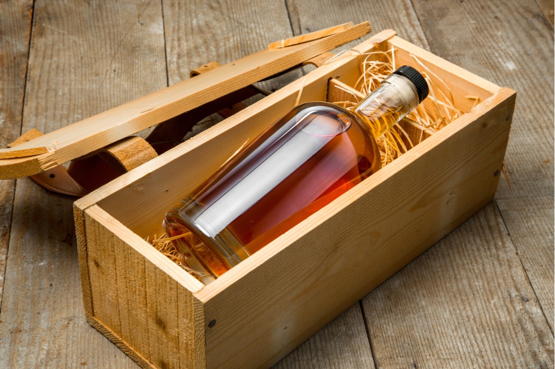 Investičný alkohol - fľaša whisky v darčekovom balení, drevená krabičkaí