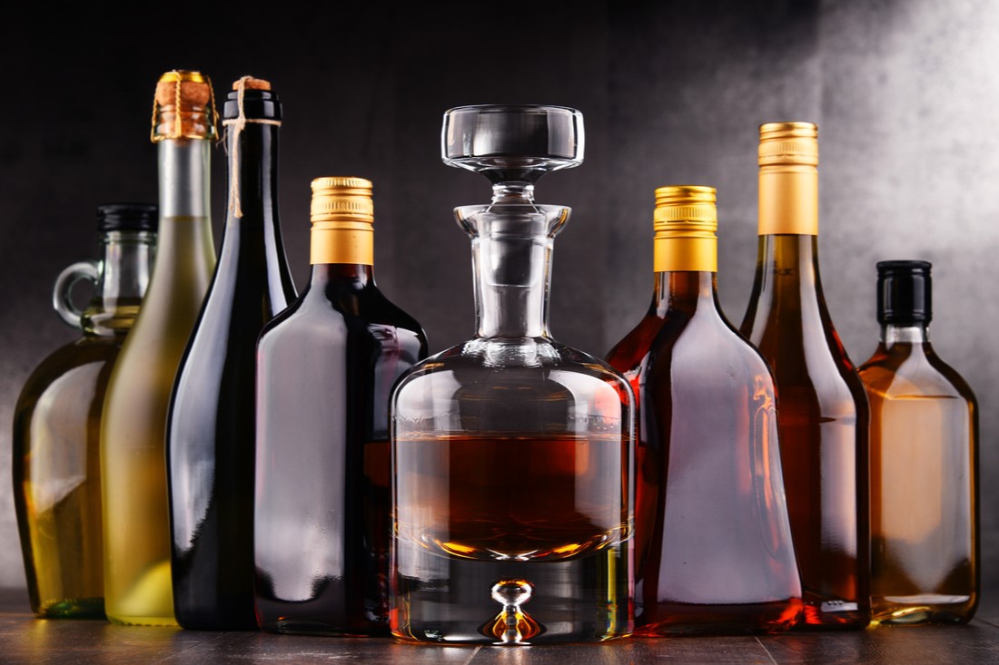 Tvrdý alkohol - destiláty a likéry majú najviac kalórií (vodka, rum, whisky, tequila, absinth a ďalšie fľaše)