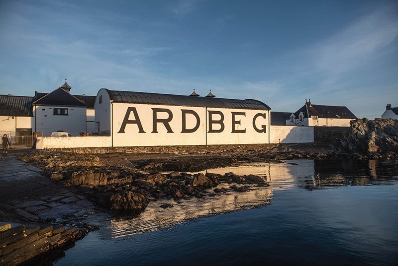Ardbeg - pálenica škótskej whisky na ostrove Islay