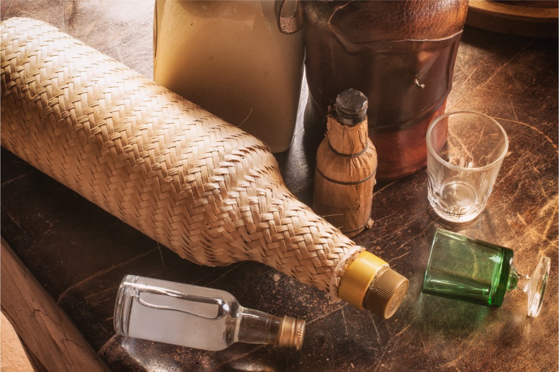 Cachaca - tradičná fľaša brazílskeho národného nápoja na stole