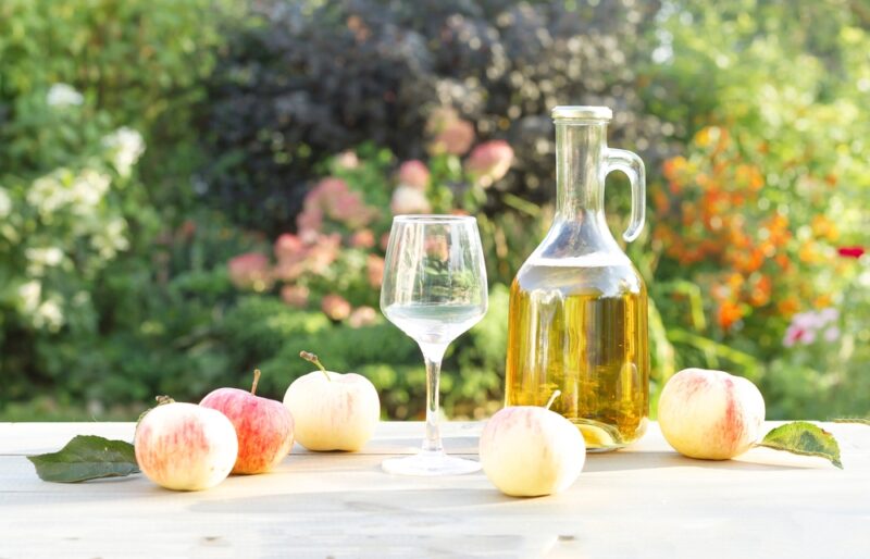 Domáci cider vo fľaši a v pohári, jablká