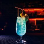Blue Lagoon drink - sladký a tropický kokteil, ktorý zaujme na prvý pohľad