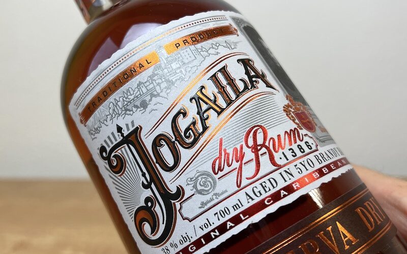 detail fľaše rumu Jogaila Reserva Dry 38%