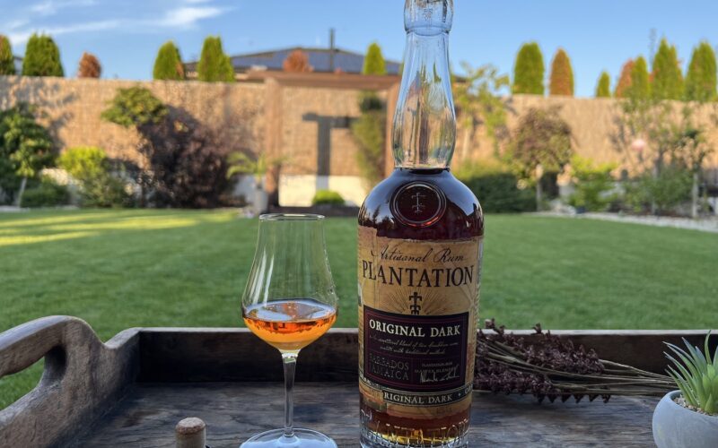 Plantation Original Dark rum v pohári