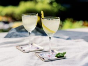 Dva poháre na stopke s limonádou a citrónom