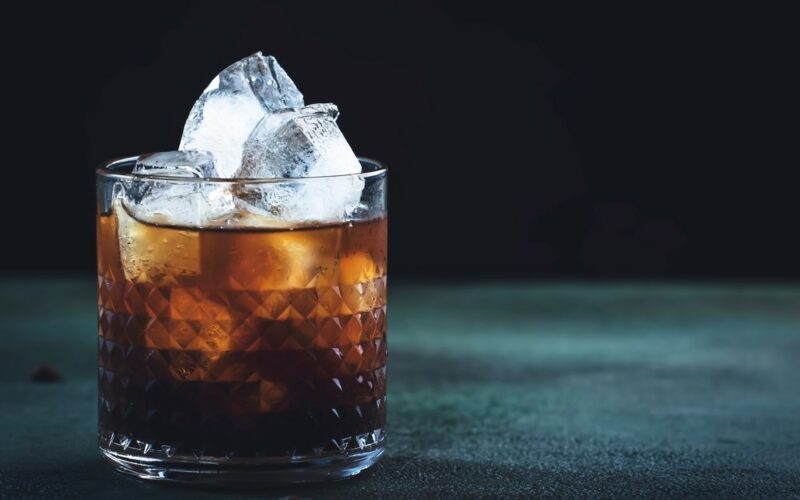 Black Russian drink v pohári s ľadom