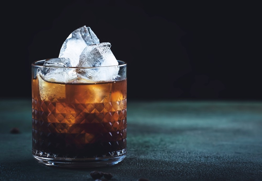 Black Russian drink v pohári s ľadom