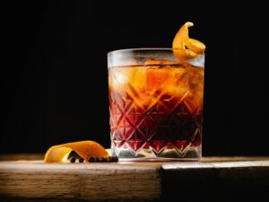 Alko drink v malom pohári s pomarančom