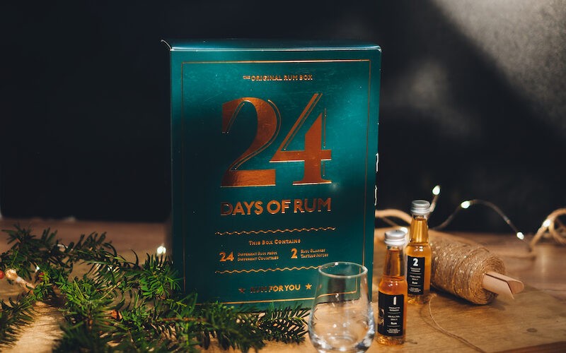 Rumový kalendár 24 Days of Rum - detail na stole, vianočná výzdoba