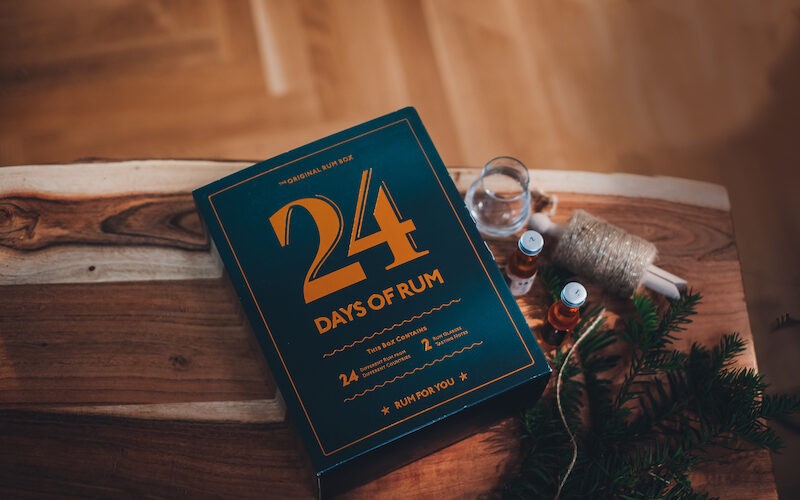 Rumový kalendár 24 Days of Rum - fľaštičky, pohárik a vianočná výzdoba