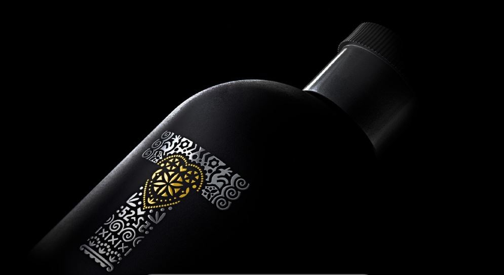 Tatratea original - detail čiernej fľaše na čiernom pozadí