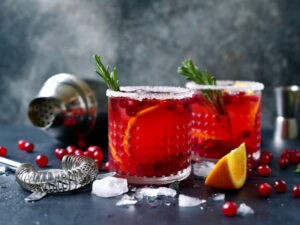 Vianočný drink s ginom v dvoch pohároch s pomarančom