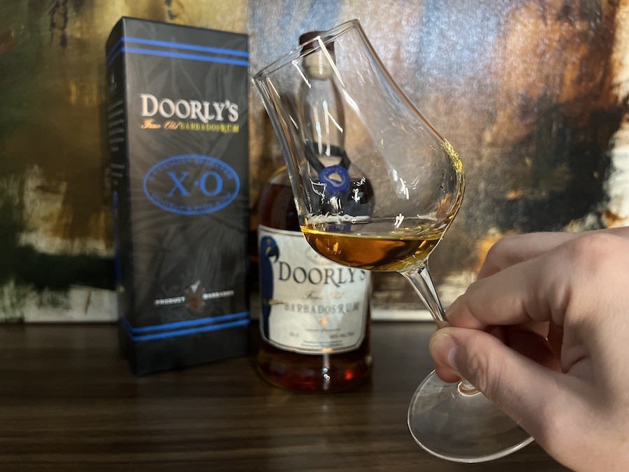 rum Doorly's XO v pohári (zlatá farba)