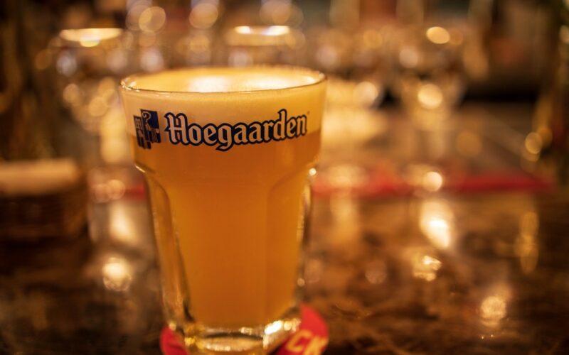 Pivo Hoegaarden v pohári