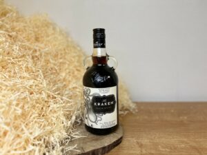 Kraken Black Spiced Rum - na drevenom podklade