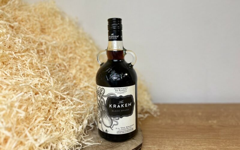 Kraken Black Spiced Rum - na drevenom podklade