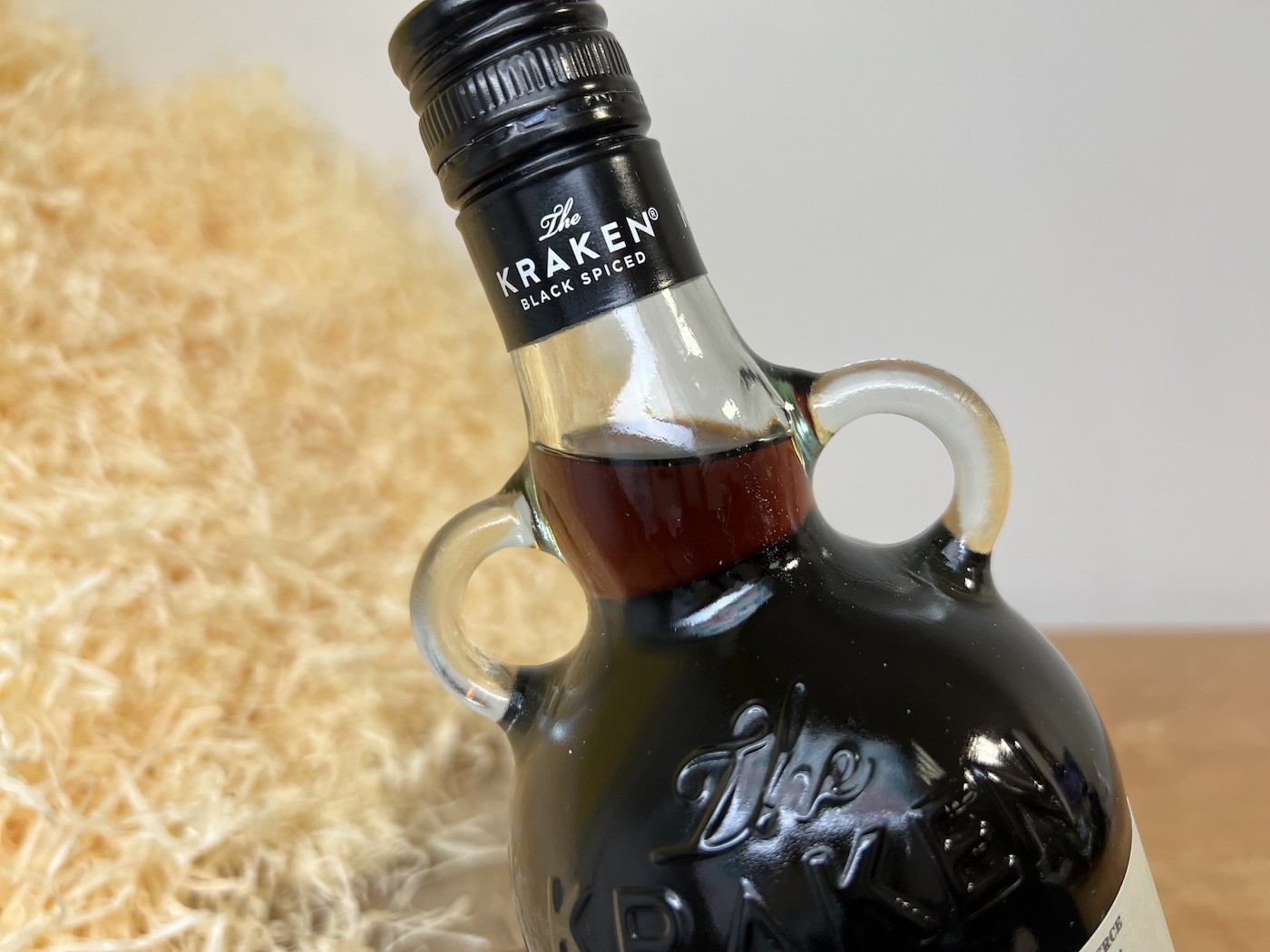 Kraken Black Spiced Rum - detail na vrchnák na fľaši
