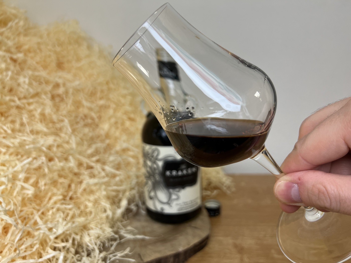 Kraken Black Spiced Rum - detail na alkohol v pohári