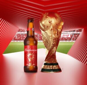 Budweiser - generálny partner MS 2022 v Katare - reklamný poster: fľaša piva vedľa víťaznej trofeje