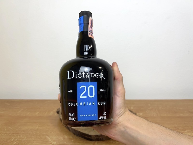 Dictador 20 y fľaša rumu