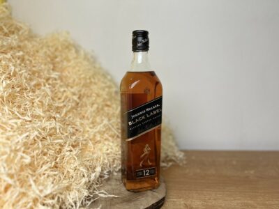 Johnnie Walker Black Label - fľaša na drevenom podnose