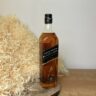 Johnnie Walker Black Label - fľaša na drevenom podnose
