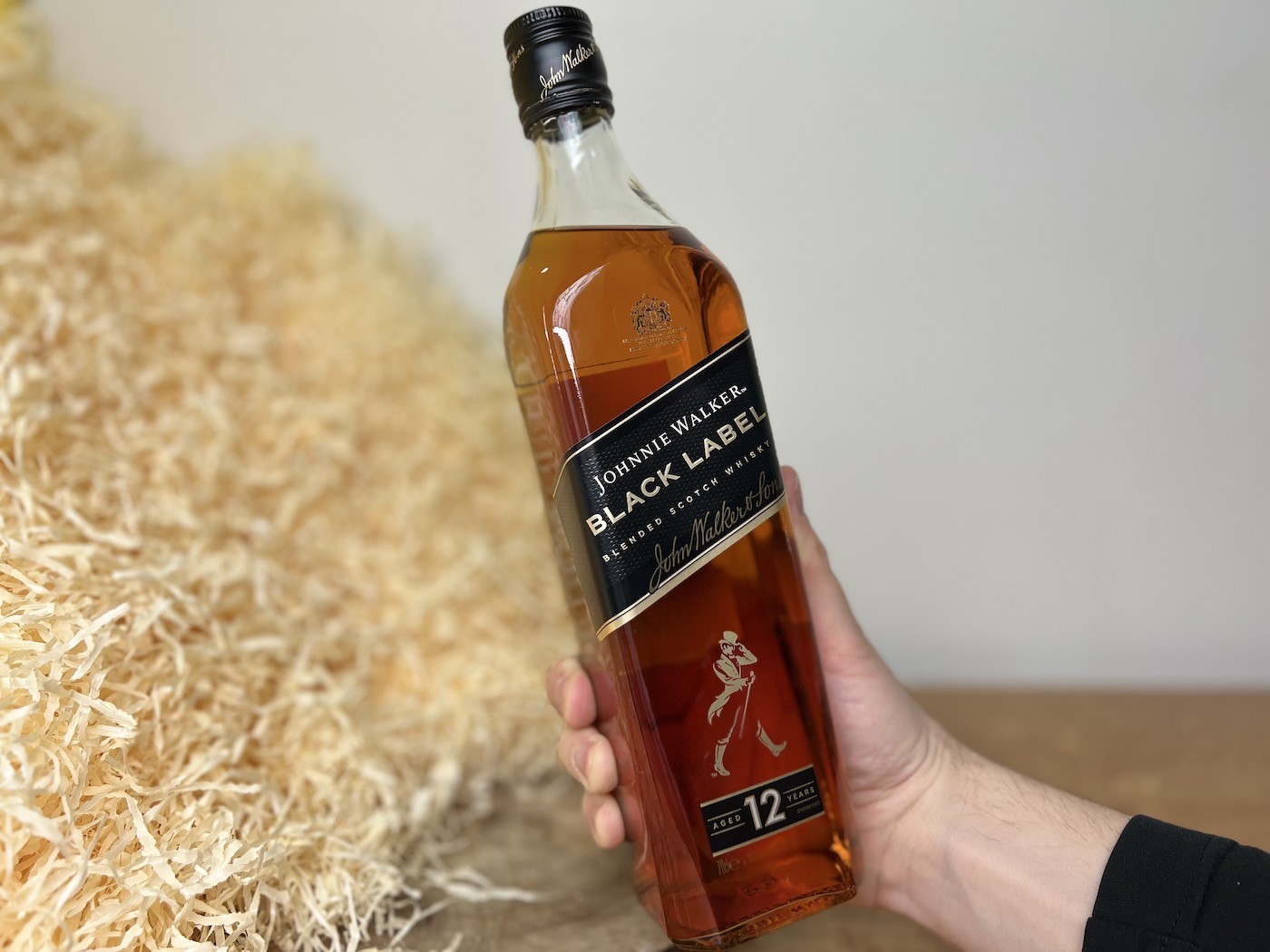 Johnnie Walker Black Label - celá fľaša v ruke