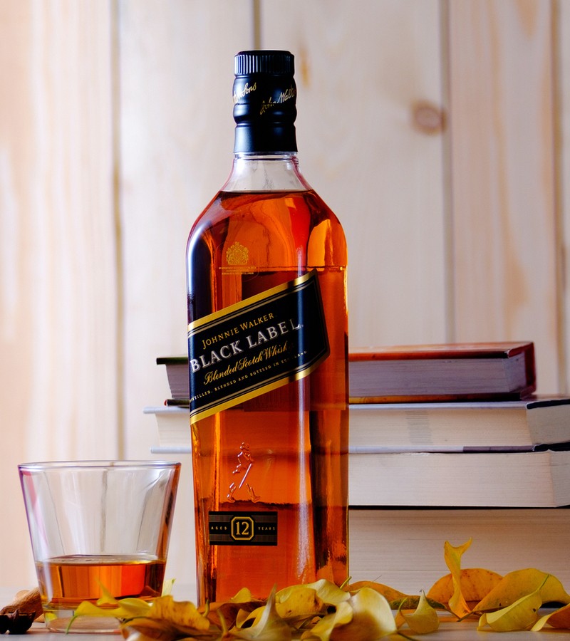 Johnnie Walker Black Label - fľaša a pohárik s whisky na stole