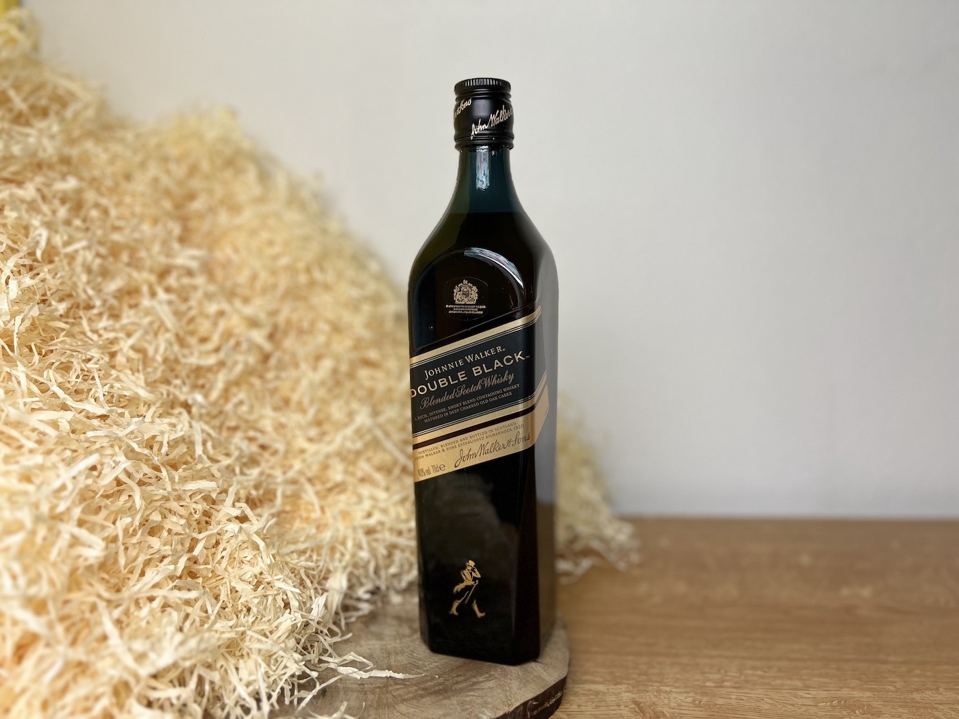 Johnnie Walker Double Black - celá fľaša na drevenom podnose