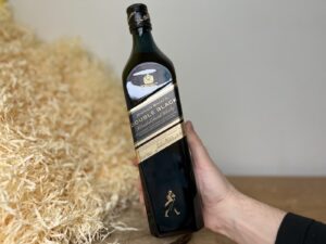 Johnnie Walker Double Black - celá fľaša v ruke