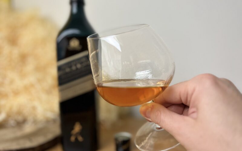 Johnnie Walker Double Black - degustácia a detail na alkohol v pohári
