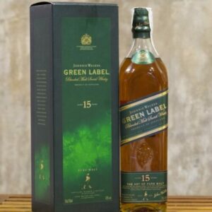 Johnnie Walker Green Label - fľaša a kartón na stole (recenzia)