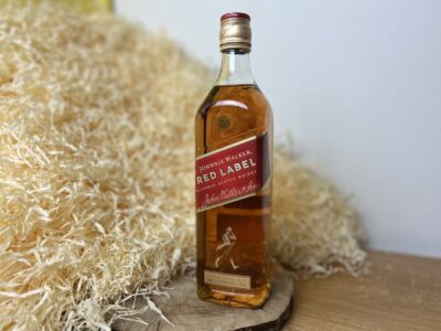 Johnnie Walker Red Label - fľaša na drevenom podnose