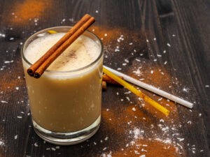 Karamelový likér v pohári so škoricou