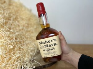Maker's Mark Bourbon - celá neotvorená fľaša v ruke