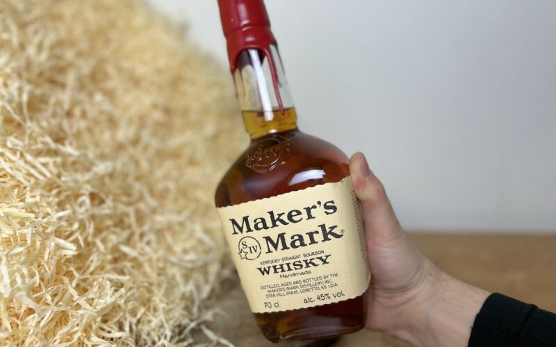 Maker's Mark Bourbon - celá neotvorená fľaša v ruke