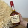 Maker's Mark Bourbon - celá neotvorená fľaša v ruke