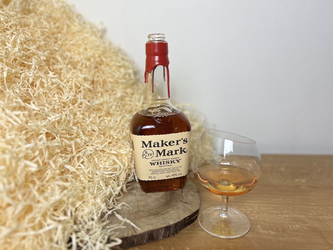 Maker's Mark Bourbon - fľaša a alkohol v pohári vedľa