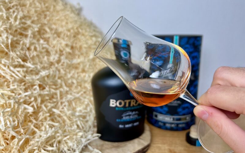 detail rumu v pohári Botran Rare Blend Guatemalan Oak Limited Edition