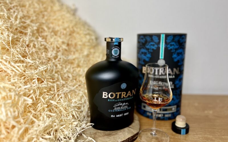 rum v pohári Botran Rare Blend Guatemalan Oak Limited Edition