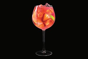 Pink gin spritz vo vyššom sklenenom pohári na víno