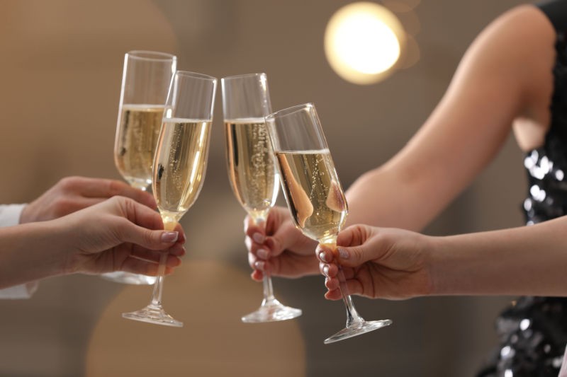 Prípitok - pripíjanie s pohárikmi sektu, šampanského alebo prosecca
