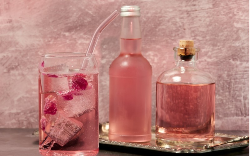 Ružový gin, Pink Gin - fľaša ružového ginu, pohár pink gin s tonikom, fľaša ružovej limonády