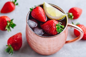 Strawberry mule - pink gin v pohári s jahodami a ľadom