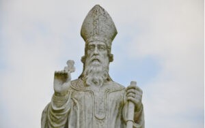 Svätý Patrik - patrón Írska (a objaviteľ whisky?), kamenná socha svätca - detail